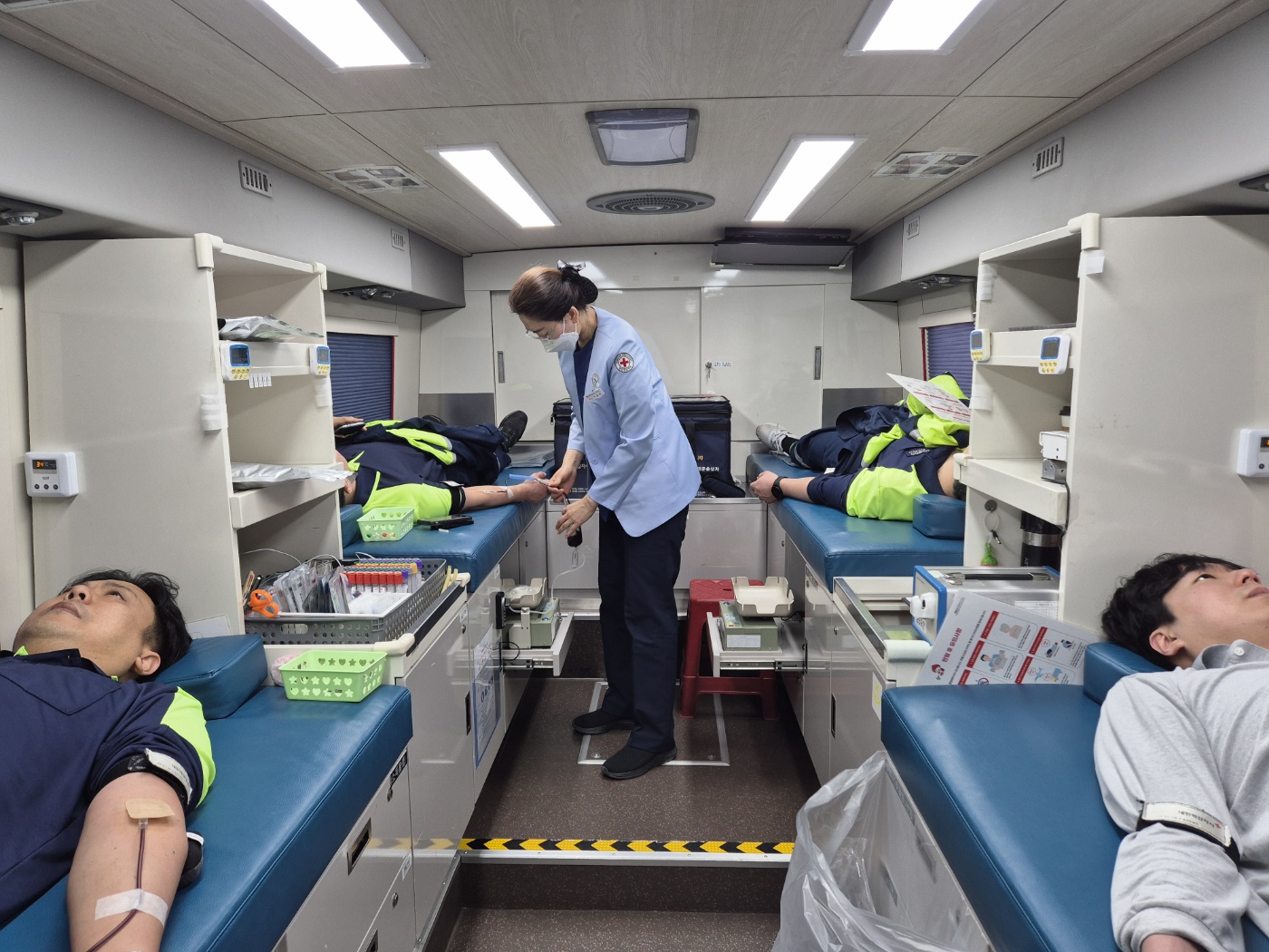 포스코퓨처엠 광양양극소재실 임직원들이 25일 헌혈버스 안에서 헌혈하고 있다.